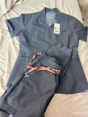 Figs Brand New Set Scrub top size S & Scrub Joggers XS Limited with pink ties